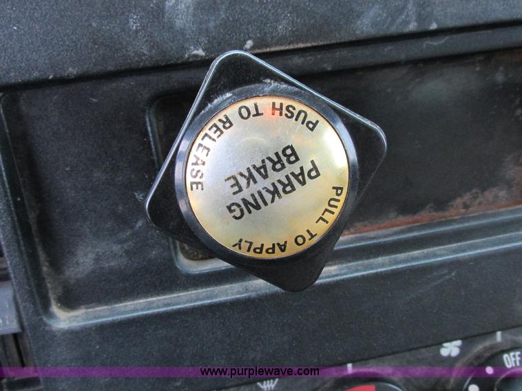 image for item I8823 1992 International 4700 utility truck