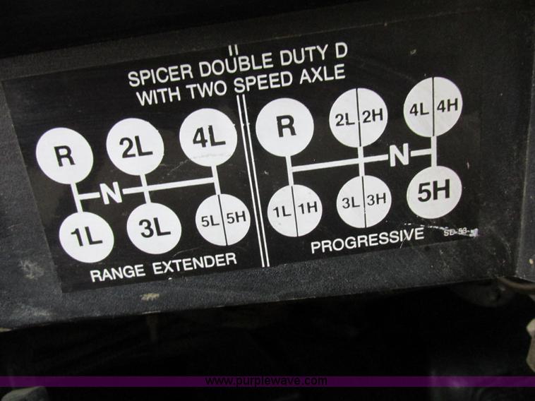 image for item I8823 1992 International 4700 utility truck