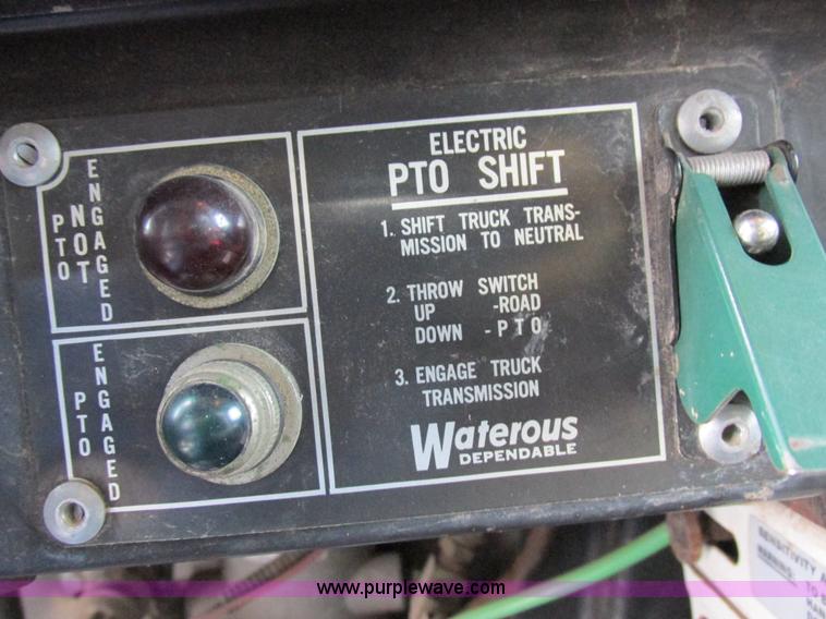 image for item I8823 1992 International 4700 utility truck