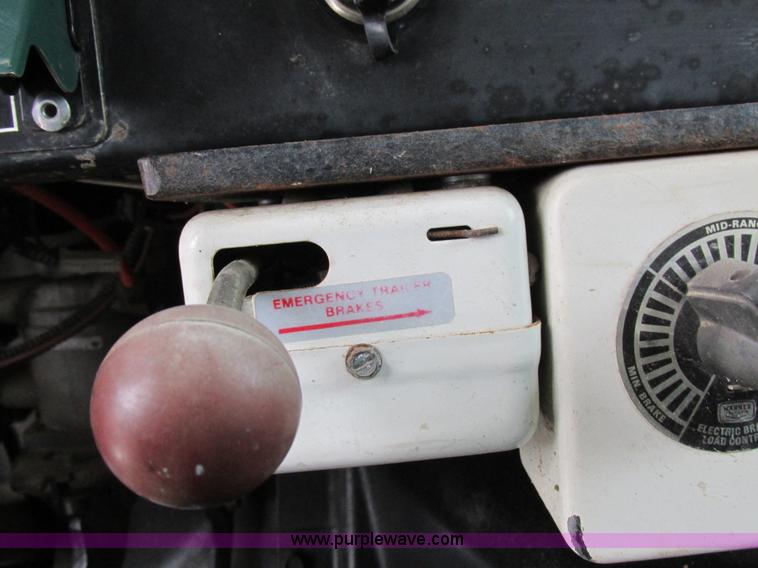 image for item I8823 1992 International 4700 utility truck