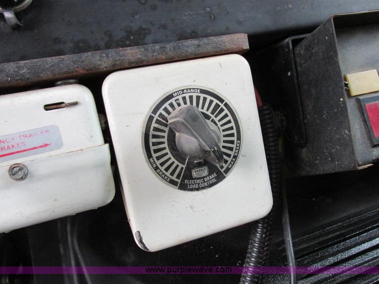 image for item I8823 1992 International 4700 utility truck