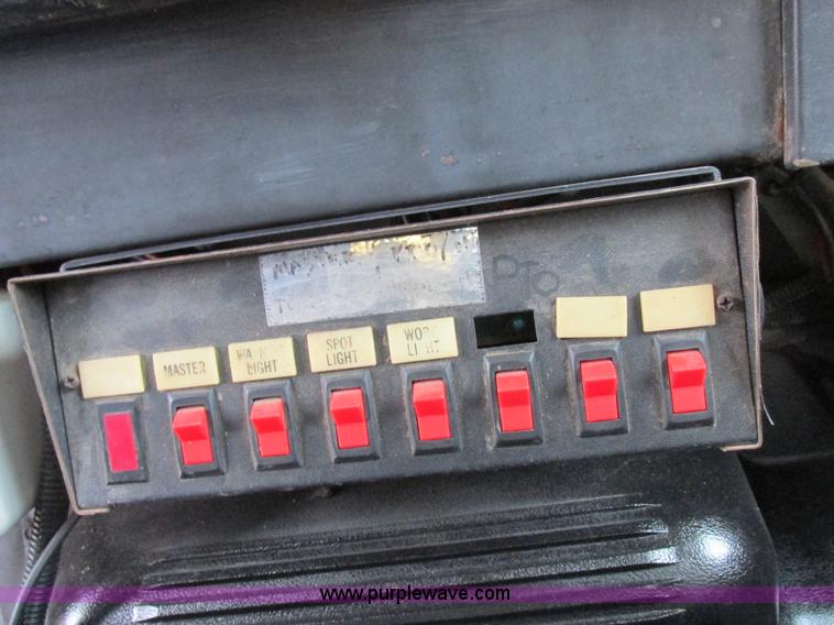 image for item I8823 1992 International 4700 utility truck