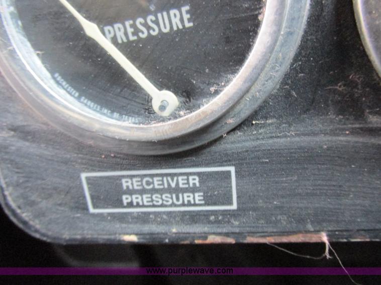 image for item I8823 1992 International 4700 utility truck