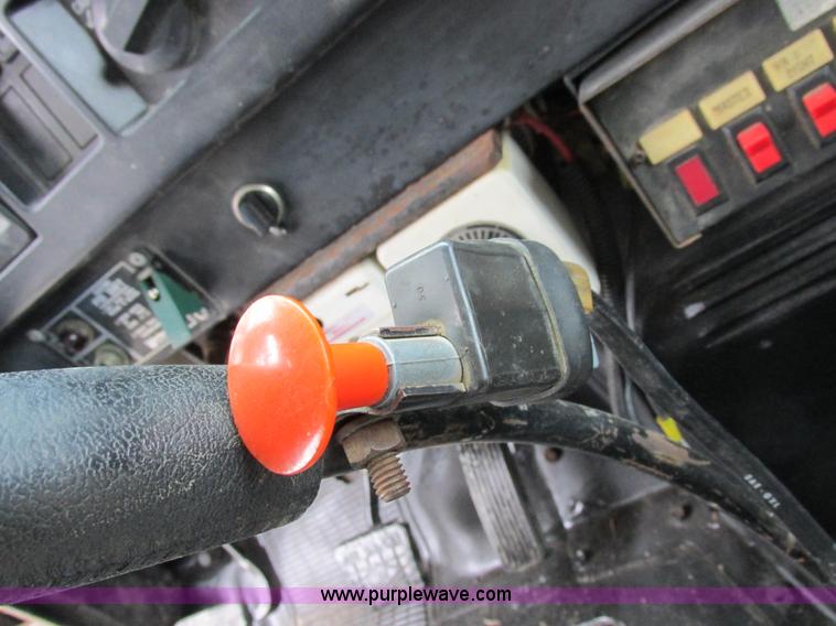 image for item I8823 1992 International 4700 utility truck