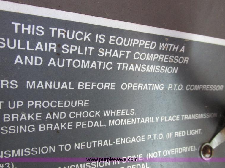 image for item I8823 1992 International 4700 utility truck