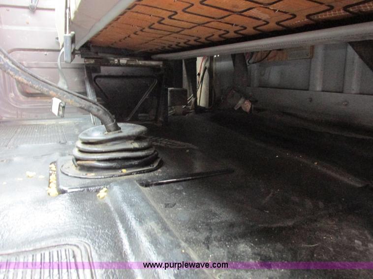 image for item I8823 1992 International 4700 utility truck