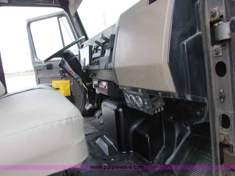 image for item I8823 1992 International 4700 utility truck