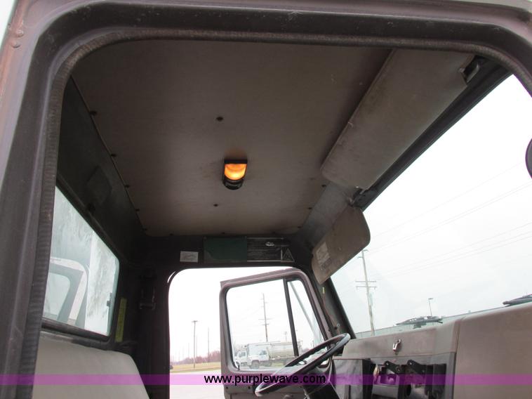 image for item I8823 1992 International 4700 utility truck