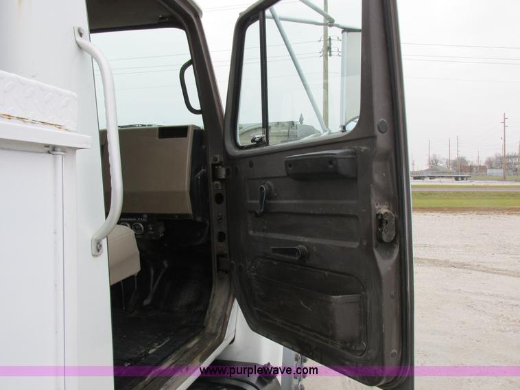 image for item I8823 1992 International 4700 utility truck