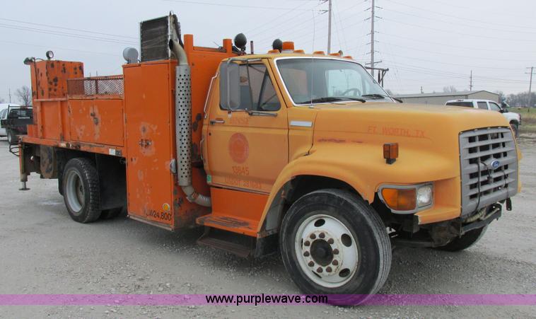 image for item I8824 1995 Ford F800 service truck