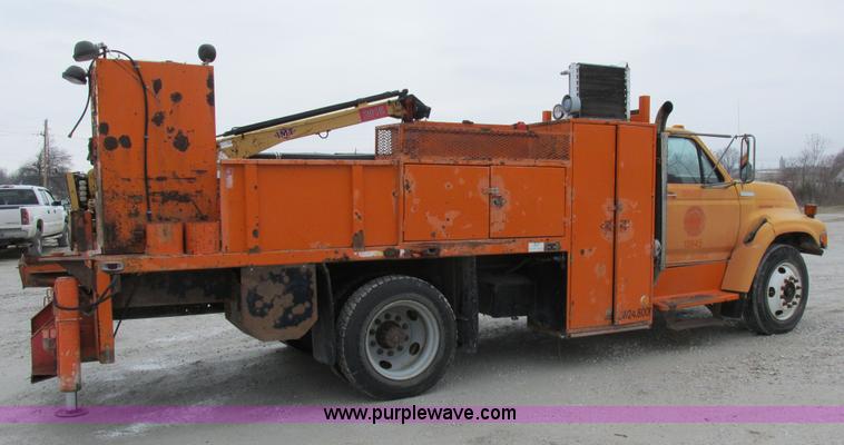 image for item I8824 1995 Ford F800 service truck