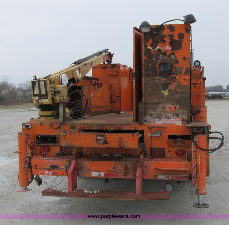 image for item I8824 1995 Ford F800 service truck