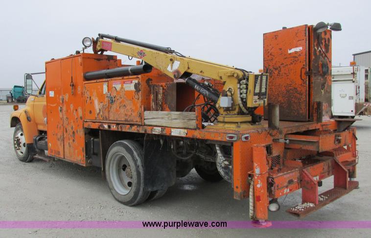 image for item I8824 1995 Ford F800 service truck