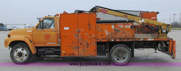 image for item I8824 1995 Ford F800 service truck