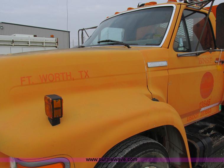 image for item I8824 1995 Ford F800 service truck