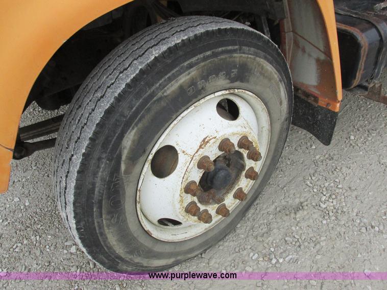 image for item I8824 1995 Ford F800 service truck