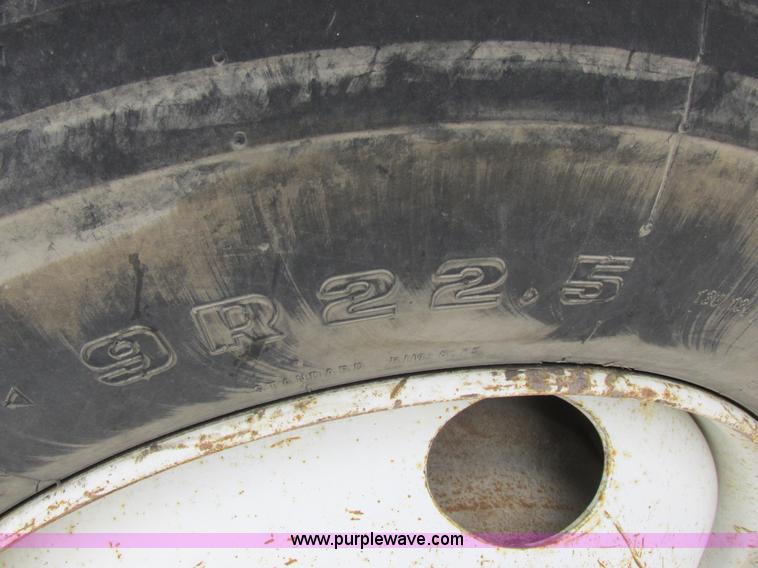 image for item I8824 1995 Ford F800 service truck