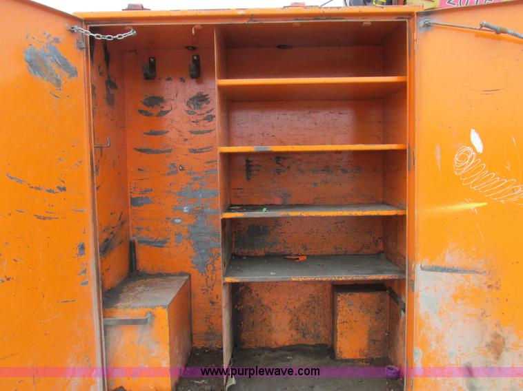 image for item I8824 1995 Ford F800 service truck