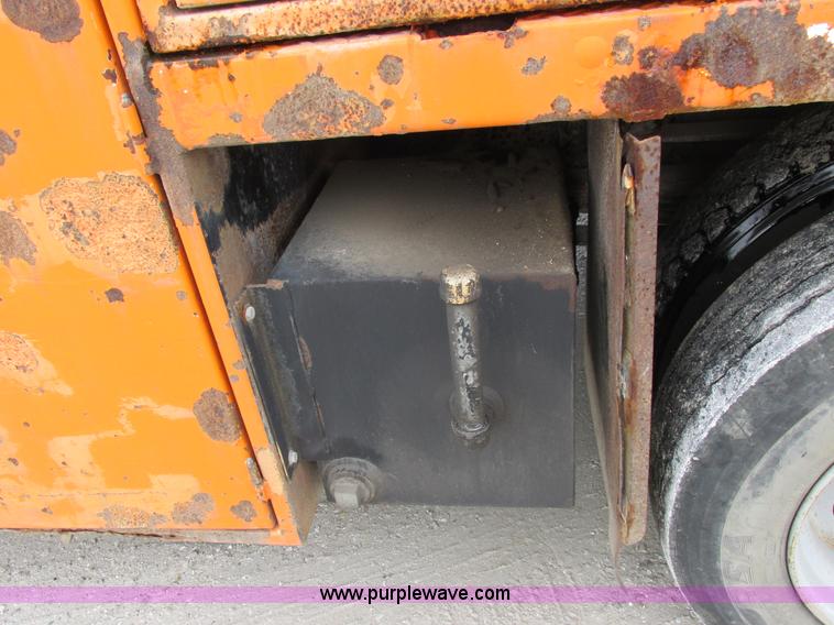 image for item I8824 1995 Ford F800 service truck