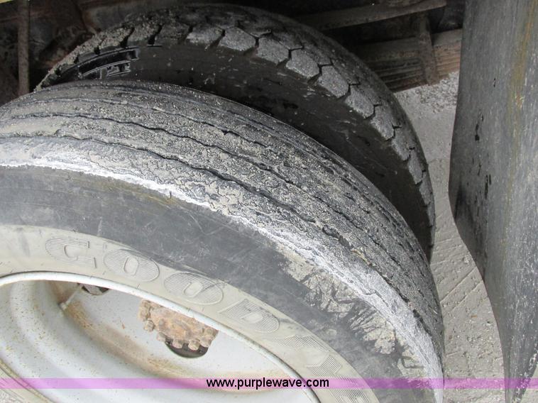 image for item I8824 1995 Ford F800 service truck