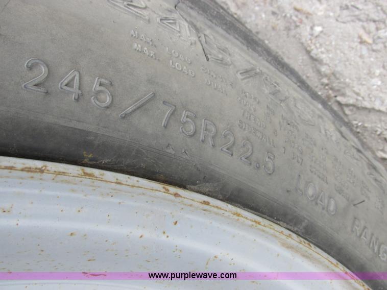 image for item I8824 1995 Ford F800 service truck