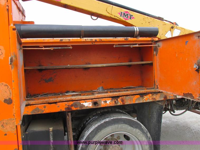 image for item I8824 1995 Ford F800 service truck