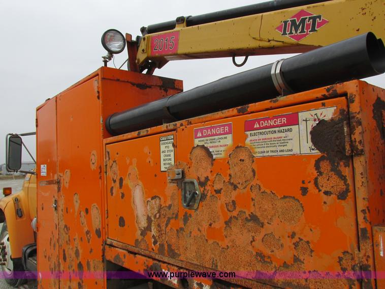 image for item I8824 1995 Ford F800 service truck