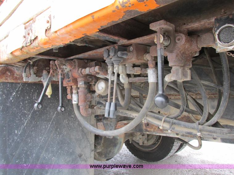 image for item I8824 1995 Ford F800 service truck