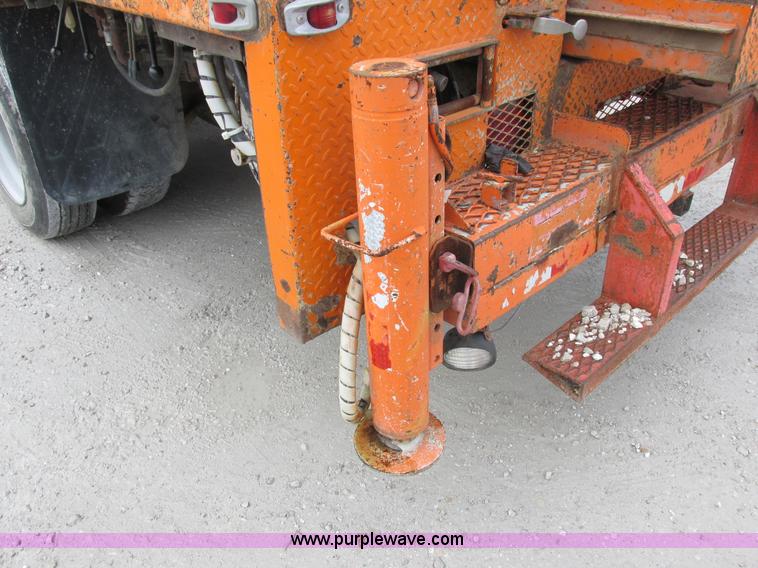 image for item I8824 1995 Ford F800 service truck