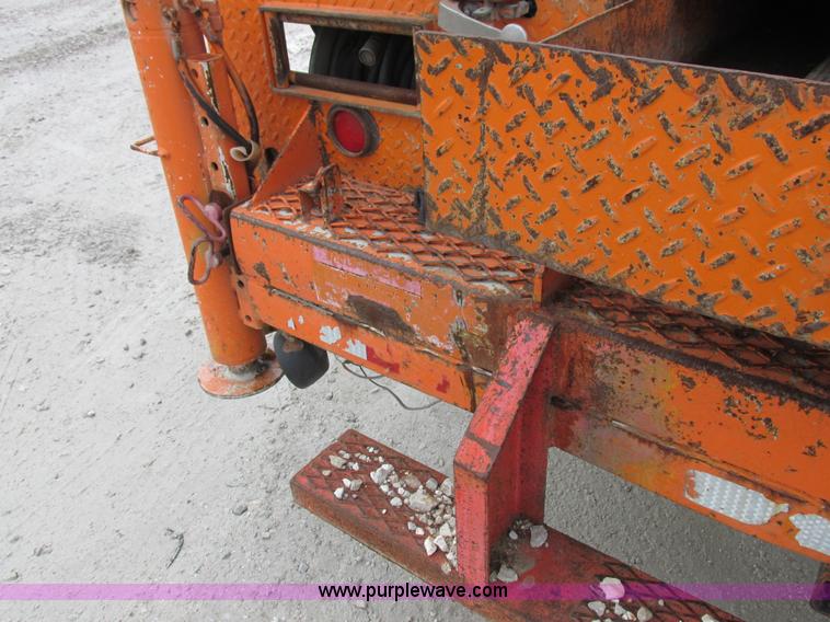 image for item I8824 1995 Ford F800 service truck