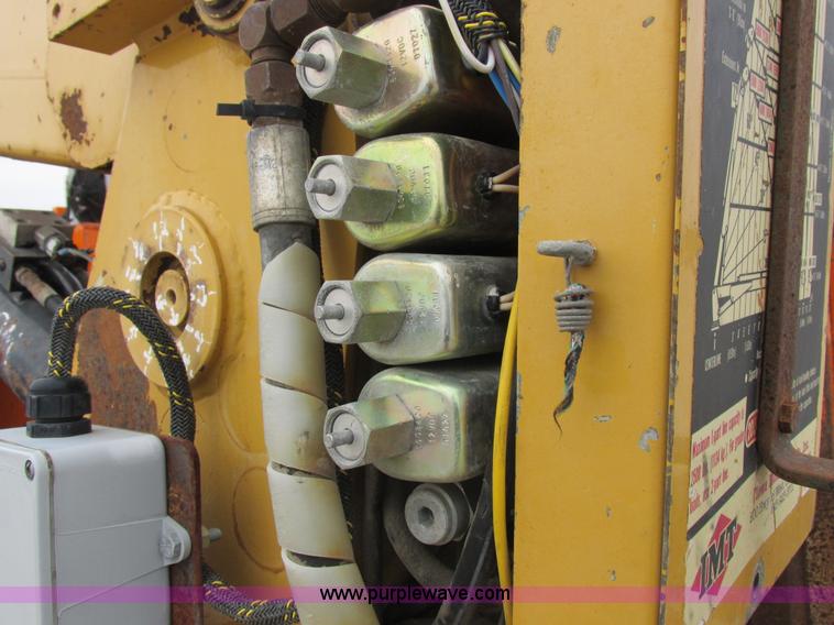 image for item I8824 1995 Ford F800 service truck