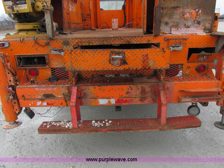 image for item I8824 1995 Ford F800 service truck