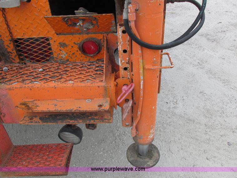 image for item I8824 1995 Ford F800 service truck