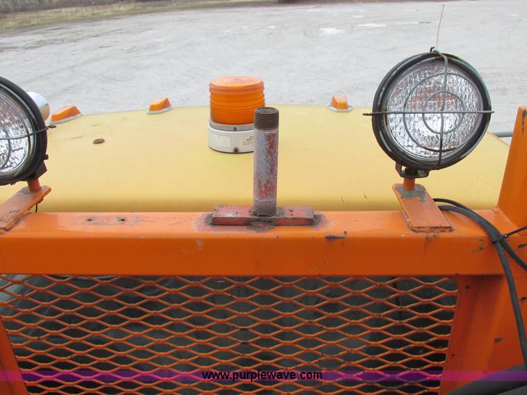 image for item I8824 1995 Ford F800 service truck