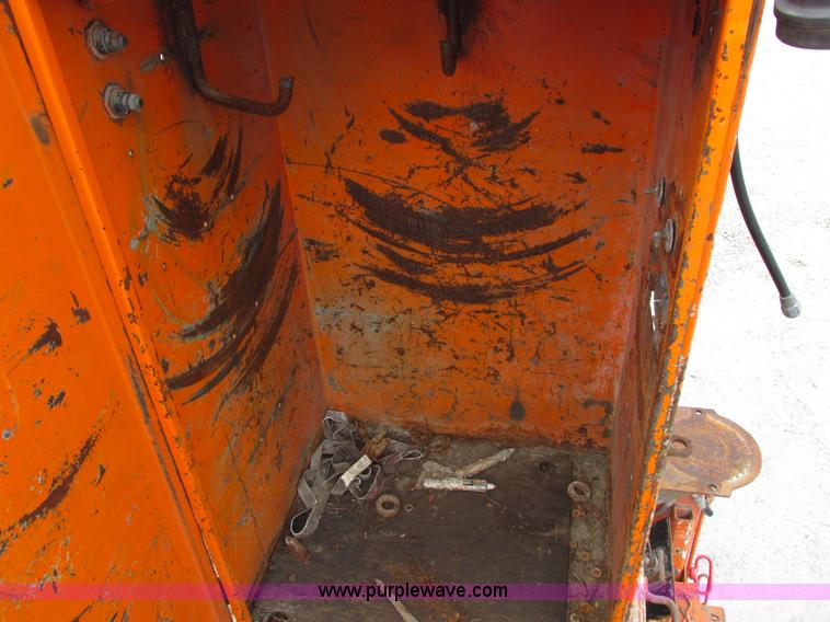 image for item I8824 1995 Ford F800 service truck