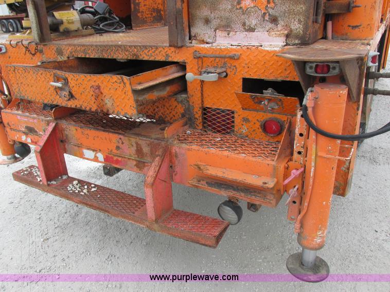 image for item I8824 1995 Ford F800 service truck