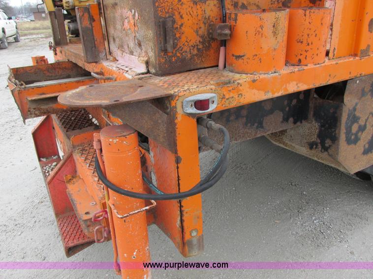 image for item I8824 1995 Ford F800 service truck