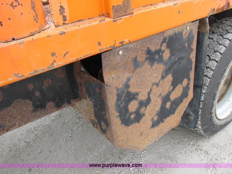 image for item I8824 1995 Ford F800 service truck