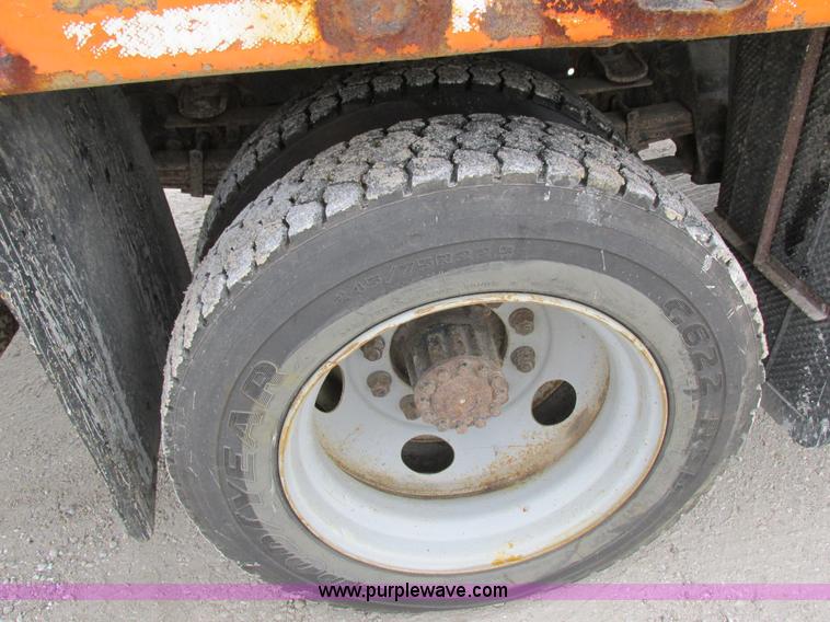 image for item I8824 1995 Ford F800 service truck