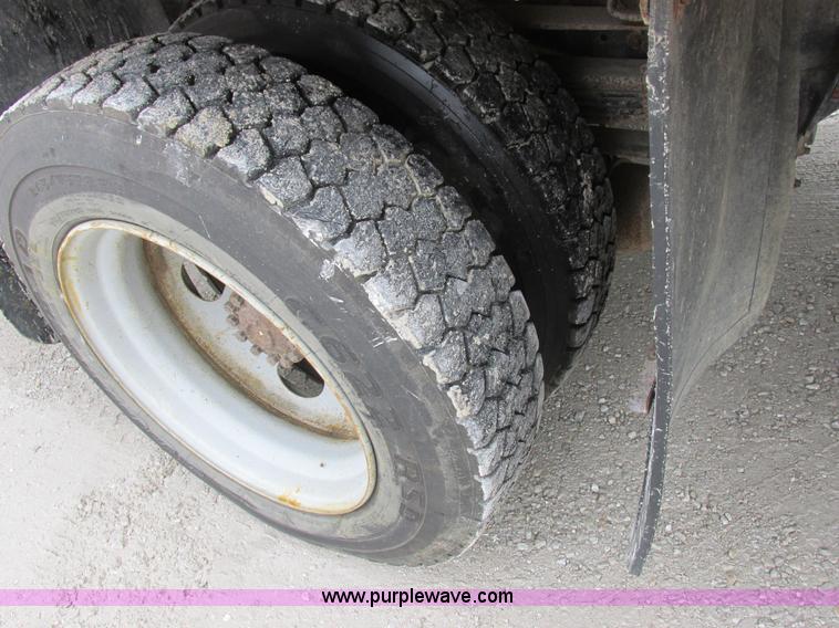 image for item I8824 1995 Ford F800 service truck