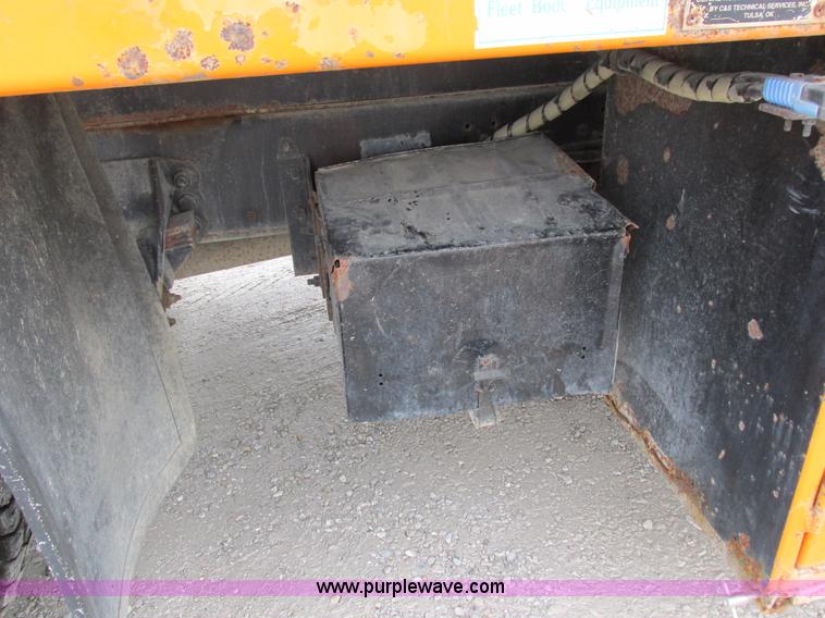 image for item I8824 1995 Ford F800 service truck