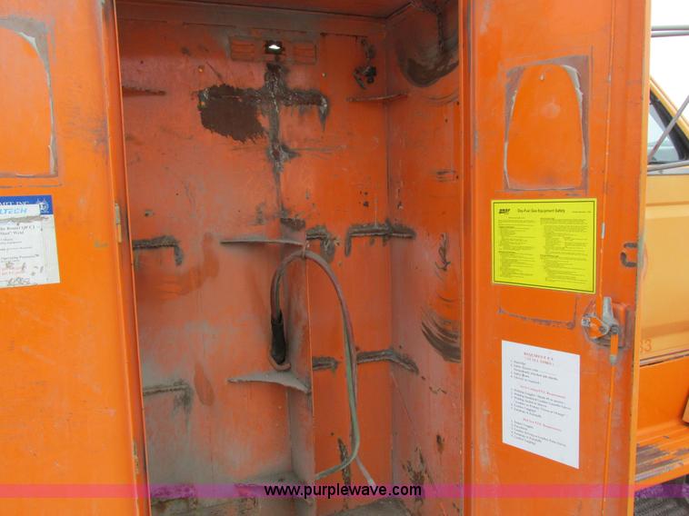 image for item I8824 1995 Ford F800 service truck