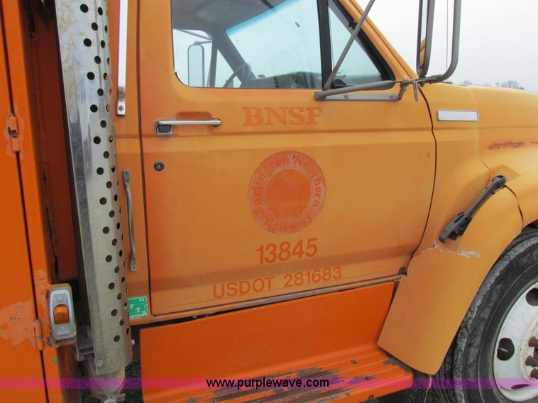 image for item I8824 1995 Ford F800 service truck