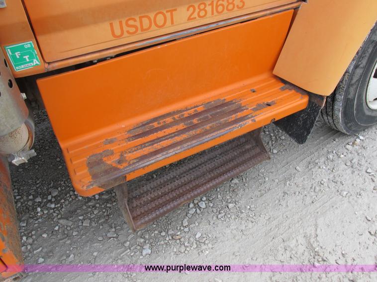 image for item I8824 1995 Ford F800 service truck