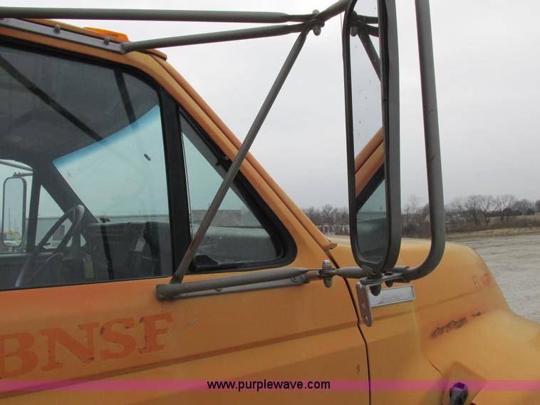 image for item I8824 1995 Ford F800 service truck