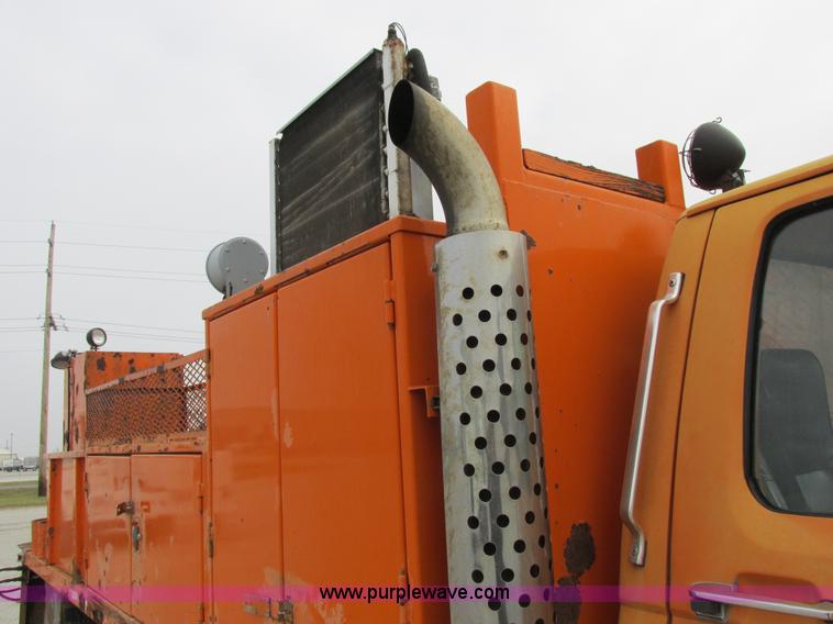image for item I8824 1995 Ford F800 service truck