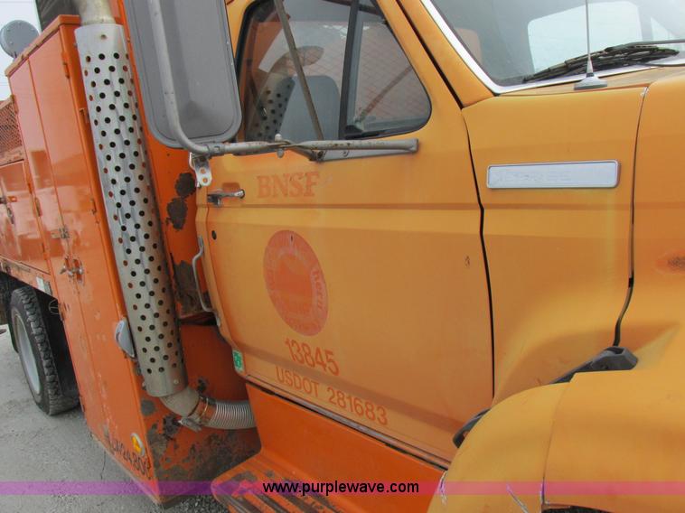 image for item I8824 1995 Ford F800 service truck