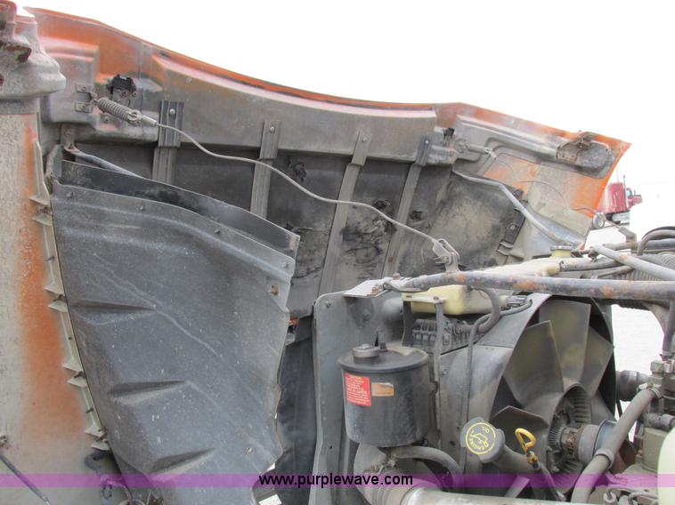 image for item I8824 1995 Ford F800 service truck