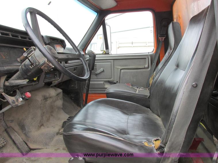 image for item I8824 1995 Ford F800 service truck