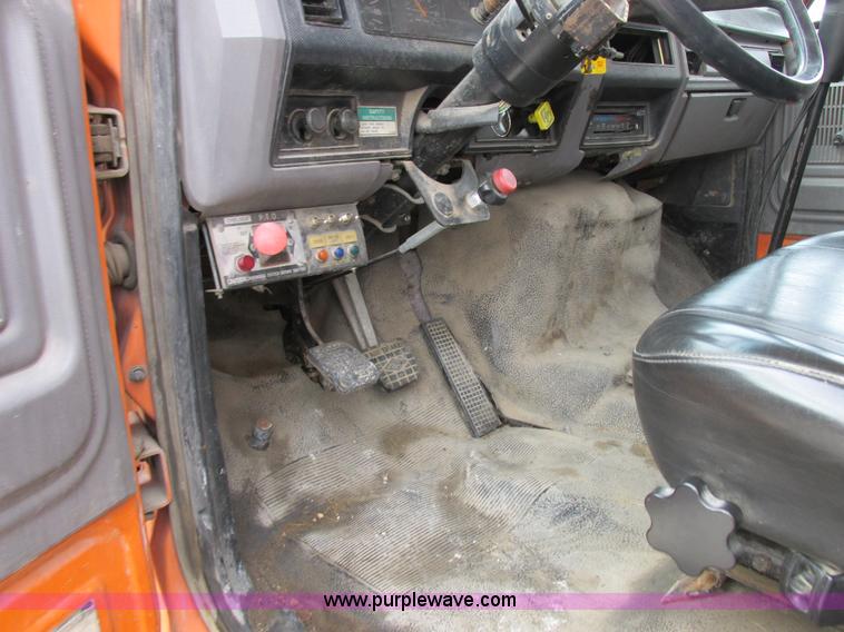 image for item I8824 1995 Ford F800 service truck